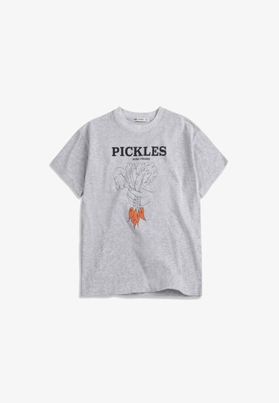 Grau kurzärmeliges T-Shirt mit dem Schriftzug "PICKLES" und einer Linienzeichnung einer Hand, die Blattgemüse mit orangefarbenen Wurzeln hält.