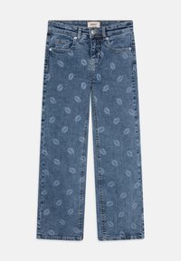 Blå denimjeans med rak ben-design, med ett subtilt läpptrycksmönster. Fem fickor och standard knappstängning.