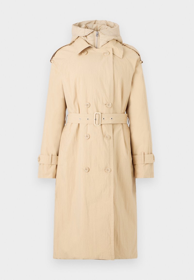 Trench beige de tela ligera que presenta una cintura con cinturón, un frente de doble botonadura y una capucha acolchada desmontable.