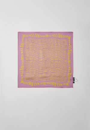 Rosa Schal mit wellenförmigem gelbem Textmuster, das das Wort "Couture" und Markenlogos zeigt. Weiche Textur und quadratische Form mit Etikettendetail.