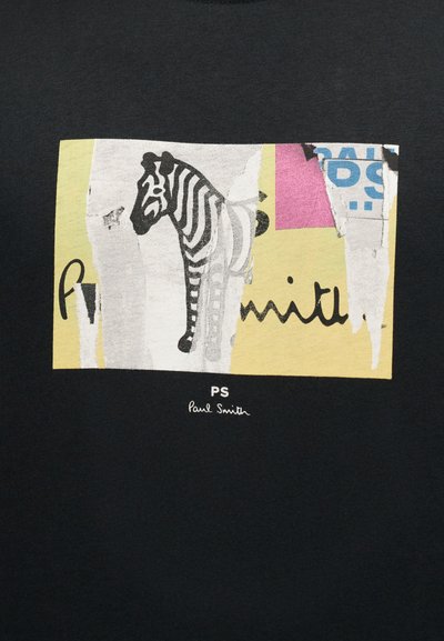 Μαύρο πουκάμισο με κολάζ από σκισμένο χαρτί που περιλαμβάνει μια απεικόνιση ζέβρας, μπλοκ σε παστέλ κίτρινο και ροζ και το κείμενο «PS Paul Smith» από κάτω.