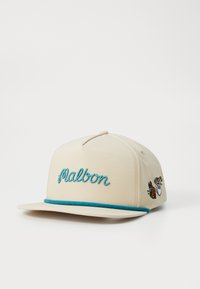 Kremfarget baseballcap med turkis brodert "malbon"-tekst, med bilder av en hund og en iskremkjeks på siden.