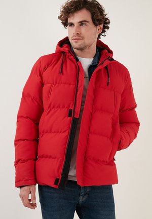 Rote Steppjacke mit Kapuze, Zip-Verschluss, grobem Steppmuster, Seitentaschen und schwarzem Reißverschluss-Besatz.