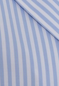Tessuto a strisce azzurro chiaro e bianco, superficie liscia, peso medio, con strisce alternate sottili e larghe.