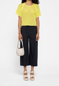 DESIGNERS REMIX T-shirt med print - yellow