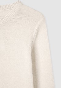 Maglione lavorato a maglia di un beige chiaro con scollo rotondo, collo a costine e tessuto strutturato dall'aspetto morbido.