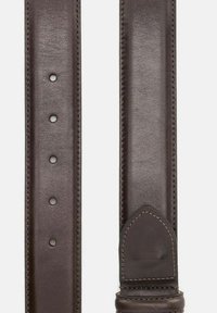 Cinturón de cuero marrón con textura suave, cinco agujeros espaciados uniformemente y una punta decorativa cosida para un detalle adicional.