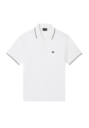 Polo bianca a maniche corte con colletto e bordi delle maniche a righe nere e bianche, con un piccolo logo nero sul petto.