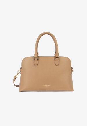 Sac à main en cuir beige avec une forme structurée, deux poignées supérieures, une bandoulière réglable, des accessoires en métal doré et un logo imprimé à l'avant.
