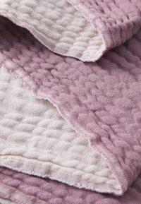  Tessuto con un motivo testurizzato in viola chiaro e rosa pallido, con bordi sfrangiati. Il tessuto appare morbido e leggero.
