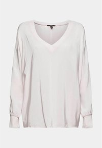 Blouse rose clair à manches longues avec encolure en V et poignets froncés, présentée sur un fond blanc uni.
