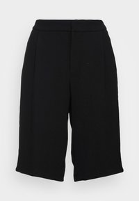Pantaloni corti neri a gamba larga realizzati in un tessuto liscio, con vita alta, pence frontali e orli arrotolati per un look strutturato.