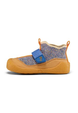 Kinderstiefel mit blauem Stoff-Obermaterial mit Struktur, gelber Gummisohle und verstellbarem blauen Klettverschluss. Akzente in Orange.