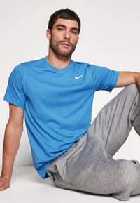 Nike Performance CREW SOLID - Sportfelső - star blue