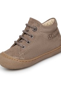 Scarpa alla caviglia in suede marrone con punta tonda, quattro occhielli e suola in gomma testurizzata. Presenta un design cucito e un logo impresso.