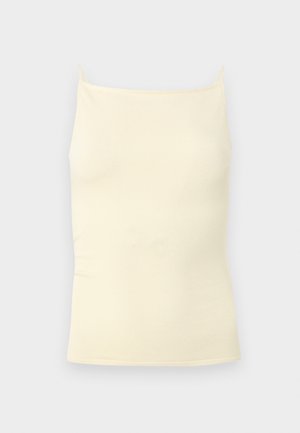 Cremafarbener, gerippter, gestrickter Camisole-Top mit dünnen Trägern und einem geraden Ausschnitt vor neutralem Hintergrund.