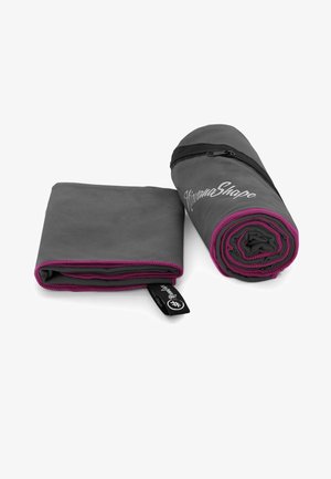 Graues synthetisches Stoffhandtuch, aufgerollt und gefaltet, mit kontrastierendem pinkfarbenem Saum und einer Reißverschlusstasche. Mit einem gebrandeten Logo auf der Oberfläche versehen.