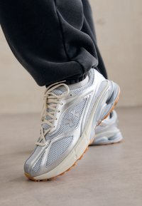 Under Armour APPARITION - Sneaker low - metallic silver/mod gray
