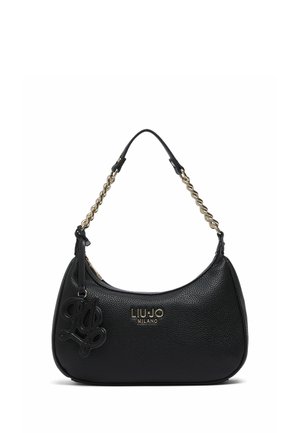 Borsa a mano in pelle nera texturizzata con manico con dettaglio catena dorata, logo Liu Jo Milano in oro e charm decorativo nero sul lato anteriore.