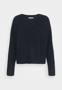 Granatowy sweter z okrągłym dekoltem i długimi rękawami, wykonany na drutach. Miękka faktura, krótki dół i luźny krój. Bez widocznych wzorów ani elementów metalowych.