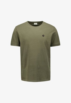 Olijfgroene katoenen t-shirt met een ronde hals, korte mouwen en een klein zwart hexagonaal logo op de linkerborst. Zachte textuur.