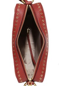 Rode leren handtas met gouden hardware, voorzien van een ritssluiting aan de bovenkant en decoratieve gouden ogen langs de randen. Gevoerd interieur.