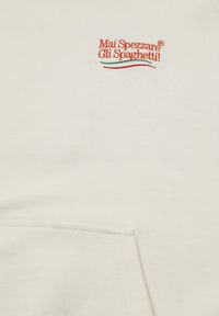 Felpa color crema con tasca a marsupio, con logo ricamato in testo arancione e verde, "Mai Spezzare Gli Spaghetti."
