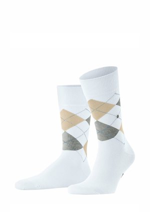 Par de calcetines blancos con patrón de rombos en beige, gris y blanco, y finas líneas diagonales azules, de pie sobre un fondo blanco.