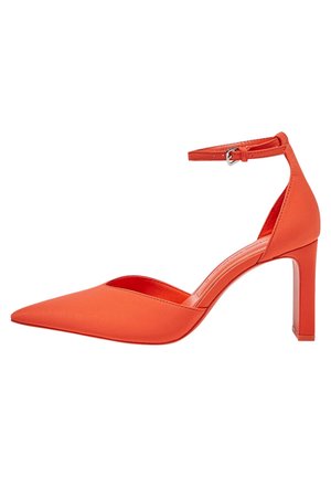 Chaussure à talon haut orange avec bout pointu et bride à la cheville. Matière lisse, talon bloc et côtés ouverts conçus pour une silhouette élégante.