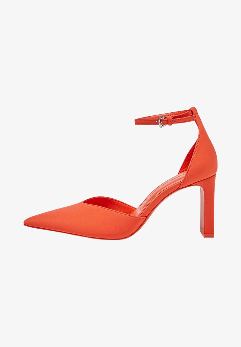 Chaussure à talon haut orange avec bout pointu et bride à la cheville. Matière lisse, talon bloc et côtés ouverts conçus pour une silhouette élégante.