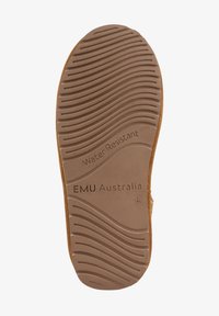 Suela de goma marrón con ranuras horizontales, grabado "Resistente al Agua" y "EMU Australia", que presenta una textura suave semejante al ante a lo largo del borde.