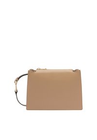 Borsa rettangolare in pelle beige con un piccolo cinturino da polso nero e beige staccabile e una cerniera dorata sulla parte superiore su sfondo bianco.