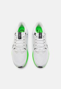 Nike Performance Chaussures de running sur route - white