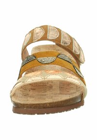 Sandali in sughero con accenti gialli, marroni e metallici. Presentano due ampie cinghie con ritagli decorativi e una suola testurizzata per una maggiore aderenza.