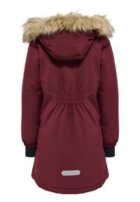 Vinrød parka med imiteret pelskant på hætten, elastisk talje og sorte manchetter, med et logopatch på den nederste ryg. Glat tekstur.