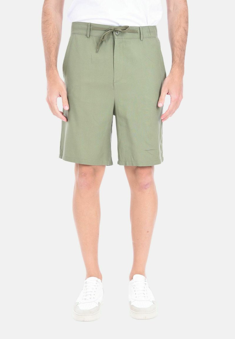 Pantaloni corti verdi realizzati in tessuto leggero con vita regolabile. Progettati con tasche laterali e una vestibilità rilassata che arriva fino al ginocchio.