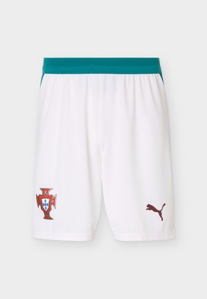 Pantaloni scurți sport albi cu talie verde, cu emblema fotbalistică a Portugaliei pe piciorul stâng și logo Puma maro pe piciorul drept.