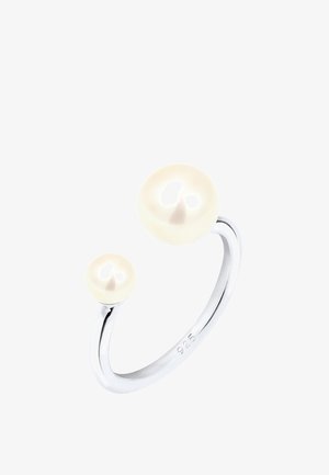 925 zilveren ring met twee witte parels, een grotere en een kleinere, geplaatst op een open bandontwerp met een gladde, gepolijste afwerking.