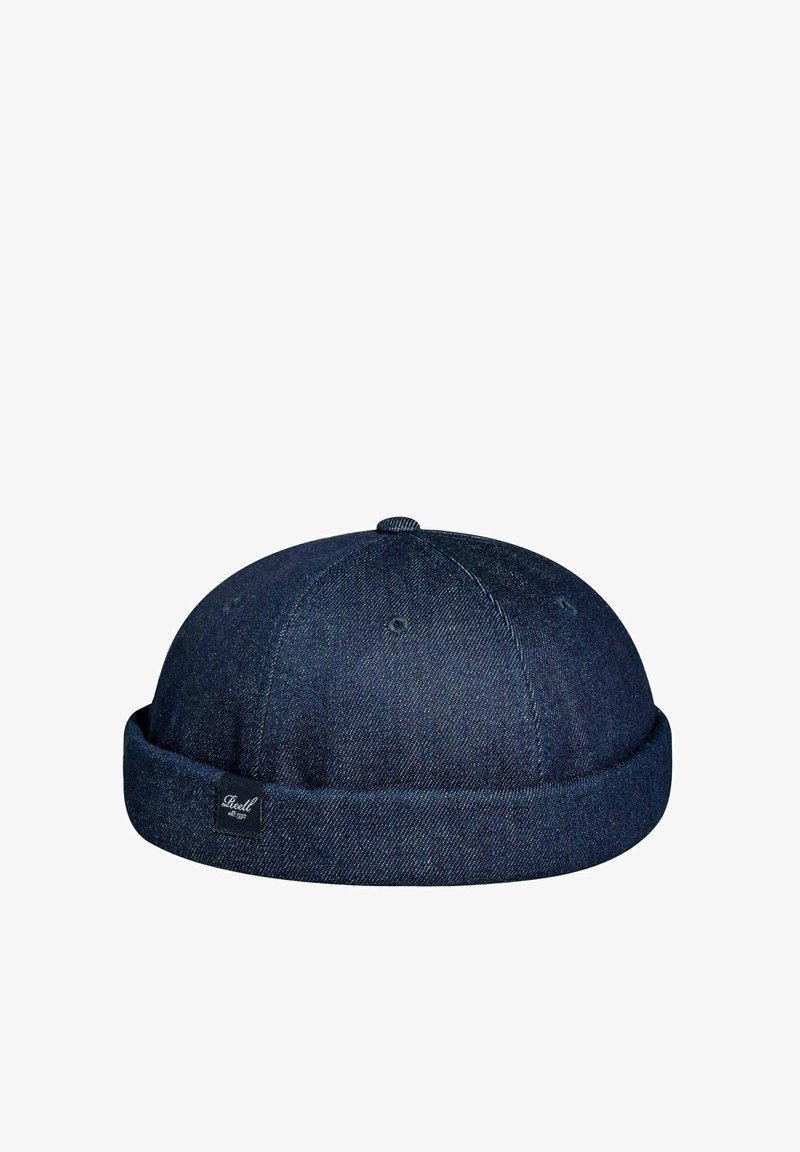 Gorra de denim con la parte superior redondeada y un ala doblada. Color azul oscuro con una textura sutil, que cuenta con una pequeña etiqueta negra en el lateral.