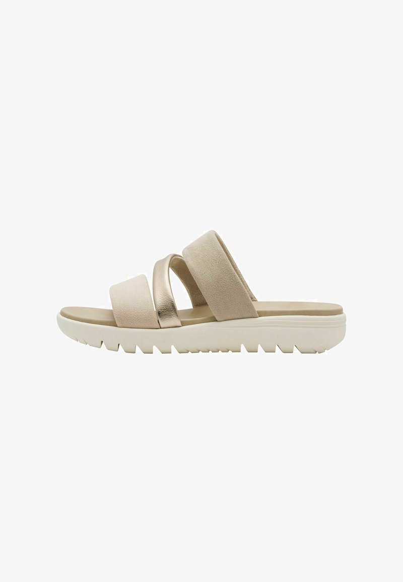 Sandales mules beige clair avec trois larges brides, dont une métallique, texture douce, semelle intérieure rembourrée et semelle extérieure blanche flexible avec rainures d'adhérence.