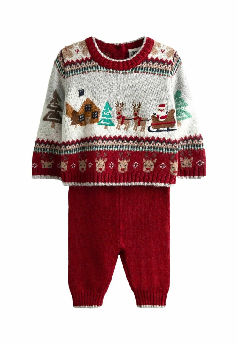 Der Strickpullover hat einen grauen Körper mit festlichen Mustern, darunter Rentiere und einen Schlitten, kombiniert mit einfarbigen roten Hosen.