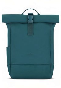 Mochila con cierre enrollable en color verde azulado oscuro, fabricada con material resistente. Cuenta con cierre de hebilla frontal, bolsillo lateral y logo en relieve en la parte inferior.