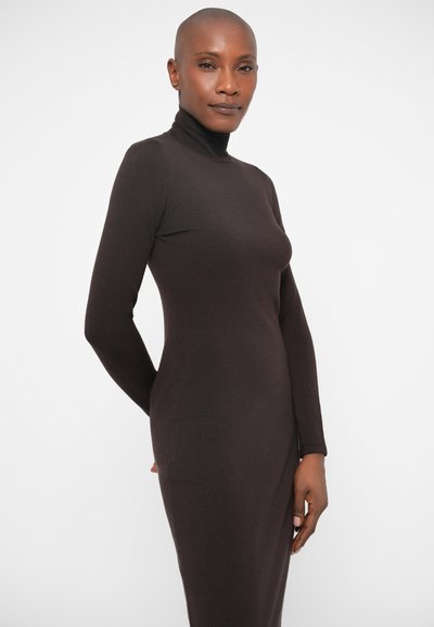 Dolga rokavi, oprijeta obleka iz temno rjave elastike z visokim ovratnikom. Gladka tekstura, brez vidnih vzorcev, prilegajoča silhueta.