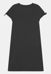 Krótka czarna sukienka z okrągłym dekoltem i krótkimi rękawami, które mają związane mankiety. Wykonana z miękkiego materiału, ma luźny i swobodny krój.