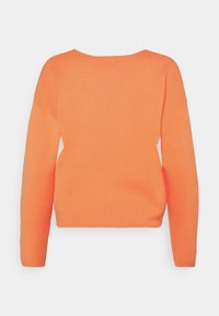 Langsleeve oranje trui met een brede halslijn en een relaxte pasvorm, van achteren weergegeven op een witte achtergrond.