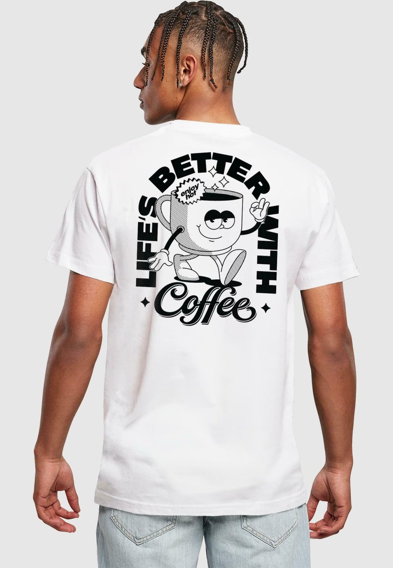 Hvit bomulls T-skjorte med en svart grafikktrykk på baksiden som har teksten "LIVET ER BEDRE MED Kaffe" og en tegneseriefigur av en kaffekopp.