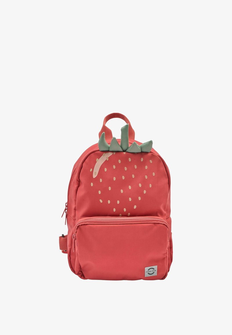 Sac à dos rouge avec motif fraise, comprenant des accents verts, des pois, une poche zippée à l'avant et une poignée supérieure. Fabriqué en tissu durable.