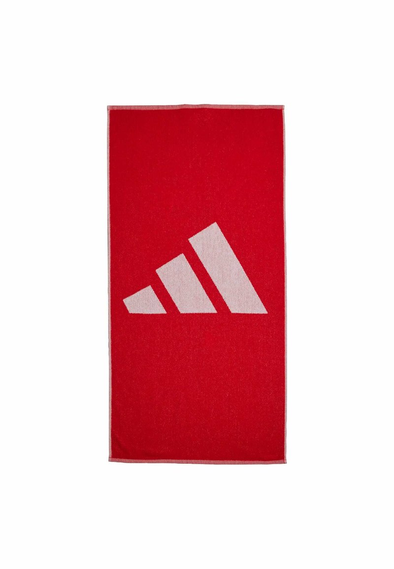 Toalla roja con un gran diseño del logotipo blanco de adidas. Hecha de un tejido texturizado, presenta una forma rectangular y bordes limpios.