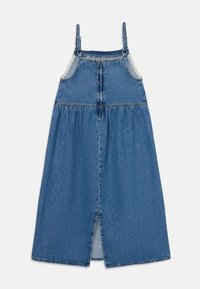 Jeans obleka z nastavljivimi naramnicami, sprednjim zadrgo in zbrano krilo. Ima globok sprednji razporek in svetlo modro barvo z gladko teksturo.