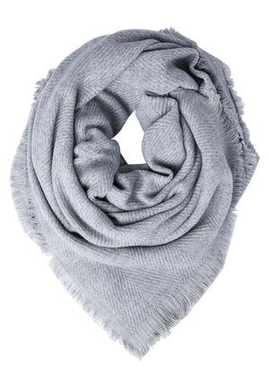 Lichtgrijze geweven sjaal met subtiel visgraatpatroon en franjes aan de randen, los in een spiraalvorm gevouwen op een witte achtergrond.